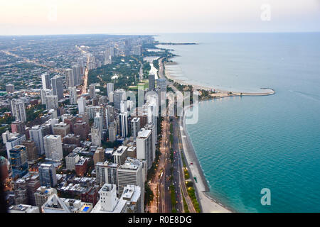 Vue aérienne de côtes prises de gratte-ciel de Chicago, le lac Michigan Banque D'Images