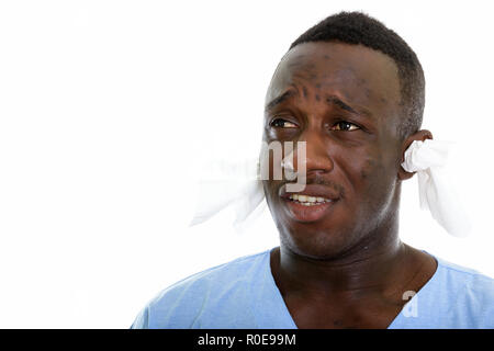 Close up of young black African man patient pensant alors que looki Banque D'Images