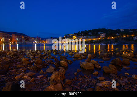 Une vue étonnante de la 'Baie du Silence', Baia del Slienzio, Sestri Levante (Ge), Ligurie, Italie, au crépuscule, avec le pêcheur de bronze sculpture Banque D'Images
