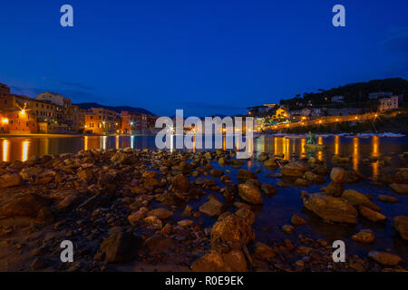 Une vue étonnante de la 'Baie du Silence', Baia del Slienzio, Sestri Levante (Ge), Ligurie, Italie, au crépuscule, avec le pêcheur de bronze sculpture Banque D'Images