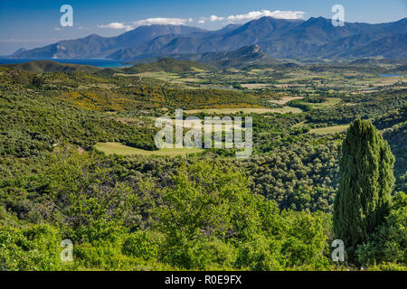 Vue du Nebbio (région de la vallée de la rivière Aliso), Serra di Pigno massif à distance, près du village de Sorio, département de Haute-Corse, Corse, France Banque D'Images