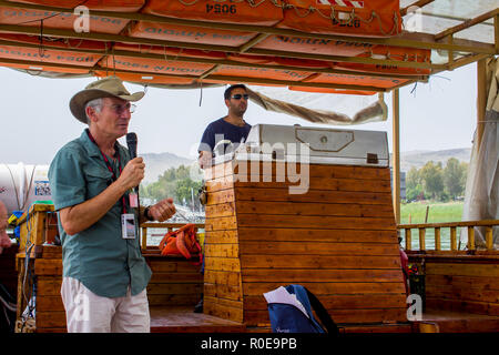 3 mai 2018 UN Guide juif en pleine voix en utilisant un système d'amplification sur un petit bateau de bois ion de la mer de Galilée en Israël. Banque D'Images