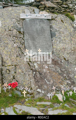 CASTLE CRAG, BORROWDALE , Cumbria (Royaume-Uni) - 3 septembre 2014 : Le Monument du Souvenir avec des croisements et des coquelicots sur le sommet du Château C Banque D'Images