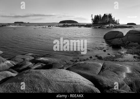 Une vue en noir et blanc des îles de granit sur les rochers de la côte du Maine. Banque D'Images