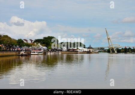 Rivière Sarawak avec pont moderne et bateau de croisière Kuching Bornéo Malaisie Banque D'Images