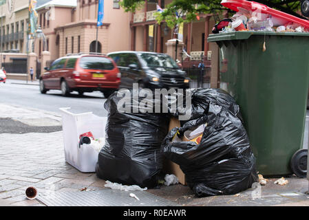 Des sacs en plastique et une poubelle débordante plein d'ordures dans Macquarie Street au coeur de Sydney, Australie Banque D'Images