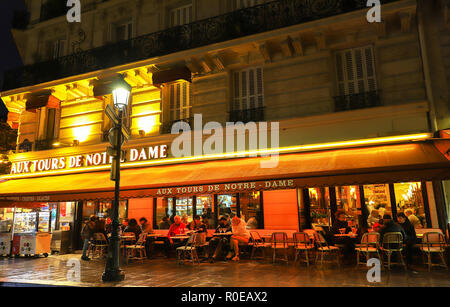 Aux tours de Notre Dame est un café typiquement parisien situé près de la cathédrale Notre-Dame de Paris, France. Banque D'Images