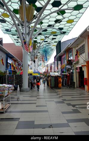 Les piétons marchent et magasinent sur India Street à Kuching Sarawak Malaisie Banque D'Images