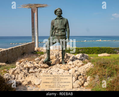 La statue du Général George Grivas-Dhigenis chef de la lutte de libération de l'EOKA 1955-59 sur le rivage à Chlorakas, Paphos Chypre. Banque D'Images