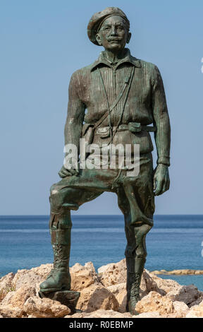 La statue du Général George Grivas-Dhigenis chef de la lutte de libération de l'EOKA 1955-59 sur le rivage à Chlorakas, Paphos Chypre. Banque D'Images