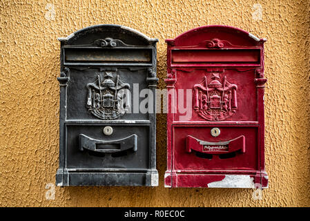 Rouge et Noir rouillé Postbox, Italie Banque D'Images