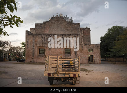 Petit camion derrière la cathédrale de San Gervasio, dans la vieille ville de Valladolid, Yucatan, Mexique. Banque D'Images