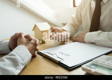 Contrat d'affaires prix sur trading - louer une maison à ses clients. Agent d'assurance maison. Concept d'entreprise. Banque D'Images