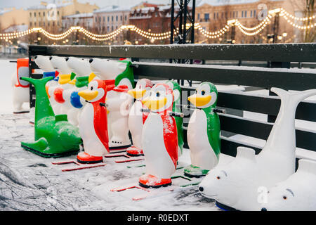 Figures spéciales faites en forme d'animaux sur patinoire, utilisé par les débutants qui apprennent le patinage sur glace. L'aide de patins. Les choses nécessaires pour le patinage et le maintien Banque D'Images