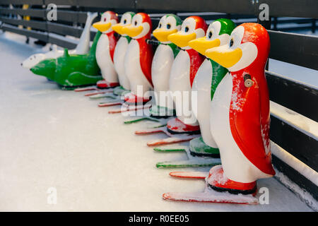 Penguin colorés chiffres utilisés par patineur débutant de ne pas tomber sur la glace couverte de neige, équipement spécial pour l'enseignement du patinage artistique. Aides pour garder patineur Banque D'Images