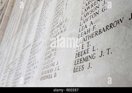 Ypres, Belgique ; 25 septembre 2013 ; Vue détaillée des noms des disparus de la Première Guerre mondiale soldats alliés inscrit sur la porte de Menin Banque D'Images