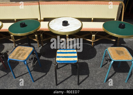 Sièges colorés et tables bistrot français traditionnel à l'extérieur d'un café sur la Rue Mouffetard, Paris, France. Banque D'Images