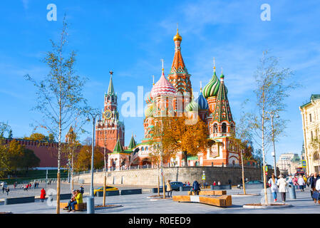 Moscou, Russie - le 17 octobre 2018 : Cathédrale de Vasily béni (la cathédrale de Saint Basil), Spasskaya Bashnya du Kremlin de Moscou, Moscou Banque D'Images