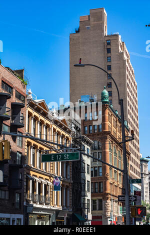 Manhattan, New York City, USA - 29 juin 2018 : des maisons dans la rue Broadway Banque D'Images