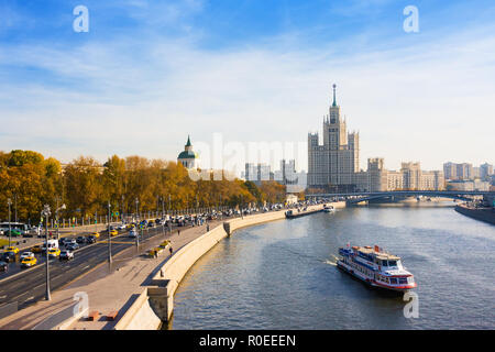 Moscou, Russie - le 17 octobre 2018 : Avis de Kotelnicheskaya embankment, rivière et immeuble de grande hauteur, Moscou, Russie Banque D'Images