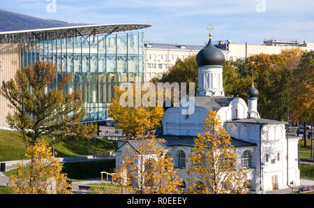 Église de conception de Anna, début de la 16e siècle contre de nouvelles bâtiment moderne dans park Zaryadye en automne. Moscou, Russie Banque D'Images