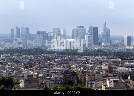 Voir direction La Défense - le plus grand quartier d'affaires - Vu du haut de la Tour Eiffel, Paris, France. Banque D'Images