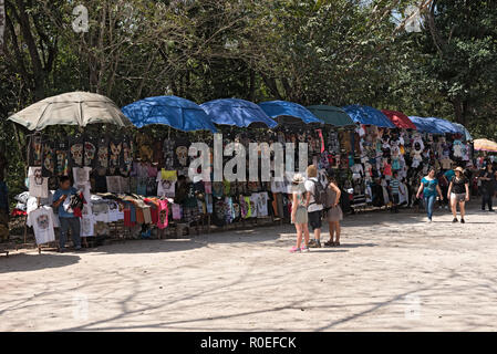 Stands de souvenirs sur le site archéologique de Chichen Itza, au Mexique. Banque D'Images