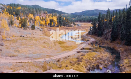 La conduite sur les petites routes de terre de montagne de Colorado Springs à Cripple Creek à l'automne. Banque D'Images