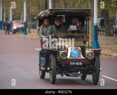 Le Mall, Londres, Royaume-Uni. 4 novembre 2018. Bonhams Londres à Brighton Veteran Car Run 2018, 1904 Renault sur le centre commercial après l'aube commencer dans Hyde Banque D'Images