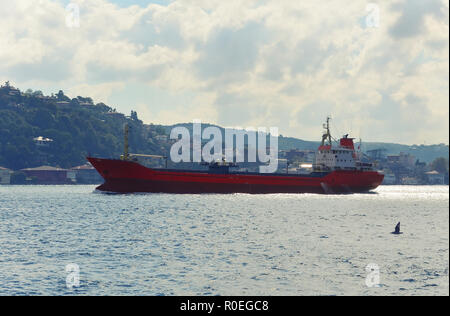 Cargo rouge passe par le Bosphore dans la mer Noire. Banque D'Images