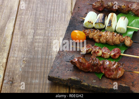 Le yakitori, brochettes de poulet grillé japonais variété Banque D'Images