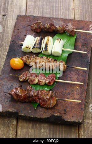 Le yakitori, brochettes de poulet grillé japonais variété Banque D'Images