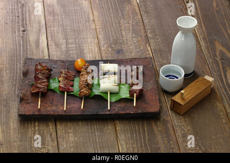 Le yakitori, brochettes de poulet grillé japonais variété Banque D'Images