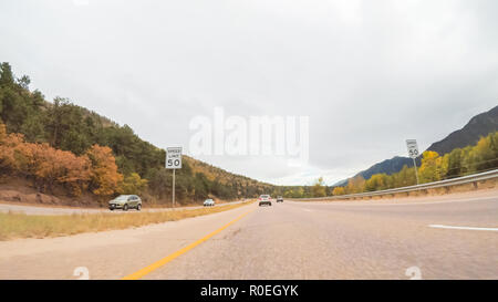 La conduite sur route de montagne 24 à Colorado Springs en automne. Banque D'Images