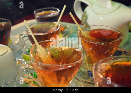 Verres de thé de style moyen-oriental en Iran Banque D'Images