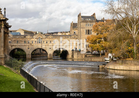 Pont Pulteney, vue sur Parade Gardens, Bath, Angleterre, Royaume-Uni Banque D'Images