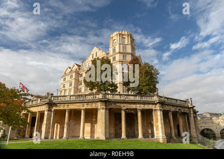 L'ancien Empire Hotel et le Grand Parade ont été retirés des jardins Parade de la ville de Bath, Somerset, Angleterre, Royaume-Uni Banque D'Images