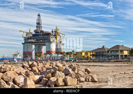 « Big foot » la plate-forme Deep Ocean de Chevron passe devant des maisons familiales, canal des navires de Corpus Christi, Port Aransas. Banque D'Images