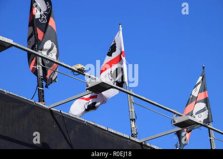 CASTELSARDO, ITALIE - Le 12 septembre 2018 : sarde trois drapeaux flottant au vent, beaucoup de drapeaux de nationalisme sarde en face de bleu profond et c Banque D'Images
