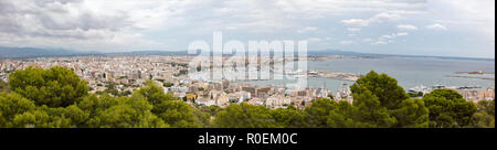 Palma de Mallorca et vue sur le port de Castell de Bellver, nuages sur la ville, panorama, Mallorca, Espagne Banque D'Images