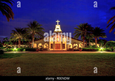 Naples, Floride, USA - 3 novembre 2018 : St. John's Episcopal Church avec de très beaux vitraux de nuit. Usage éditorial. Banque D'Images