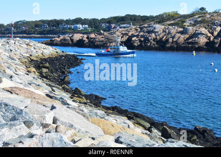 Les grosses pierres de la ligne de cou de Bearskin jetée à Rockport dans le Massachusetts, USA Banque D'Images