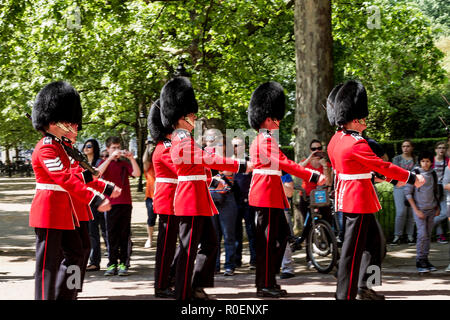 Londres, Angleterre, Grande-Bretagne - le 19 mai 2014 : garde royale marchant Banque D'Images