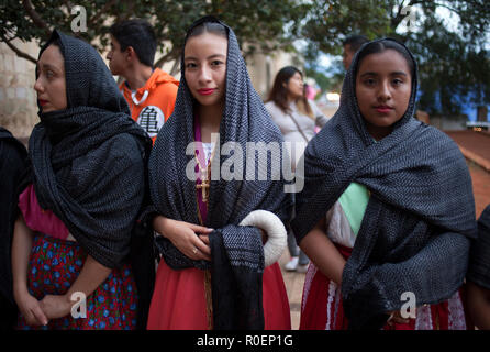 Les jeunes femmes habillées avec des vêtements traditionnels lors d'une célébration religieuse à l'extérieur du temple de l'église de Santo Domingo à Oaxaca, Mexique Banque D'Images