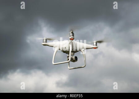 Krasnodar, Russie - 30 mai 2017 : Dron contre le ciel nuageux. Le vol de l'drone avant un orage. Drone DJI Phantom 4 en vol. Le vol en helicoptère Banque D'Images