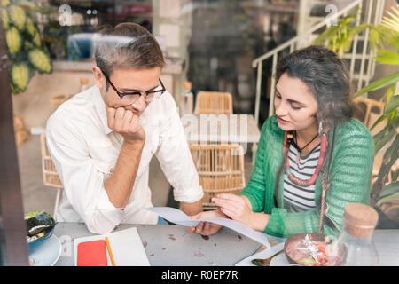 Vue de dessus de collègues provenant d'une cafétéria avec pause du travail Banque D'Images