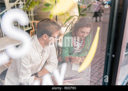 Vue de dessus de cute couple aimant prendre le petit déjeuner dans une cafétéria ensemble Banque D'Images