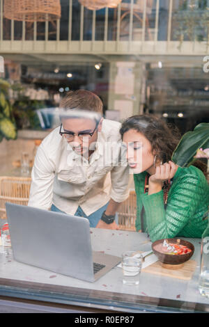 Succès de l'homme et la femme le lancement d'entreprise familiale écrit lettre commerciale Banque D'Images