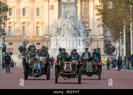 Londres, Royaume-Uni. 4 novembre 2018. Venus dans la plus ancienne motoring event pass Buckingham Palace après avoir quitté Hyde Park peu après le lever du soleil. Les voitures, la numérotation par centaines et tous construits avant 1905, a pris une route sixty mile par Londres, se terminant sur la côte sud resort de Brighton. Crédit : Andrew Plummer/Alamy Live News Banque D'Images