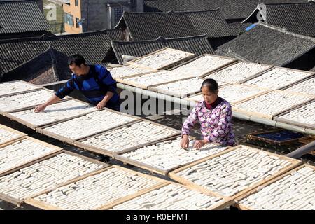 Qiandongnan, province du Guizhou en Chine. 4ème Nov, 2018. Des gâteaux de riz glutineux sec villageois au soleil pour faire 'dongguo', le riz gluant frit avec du sucre brun et de sésame, dans Jiasuo Dong Village de Liping County, au sud-ouest de la province du Guizhou, Chine, 4 novembre 2018. 'Dongguo' est une sorte de snack pour les populations locales de Dong groupe ethnique à divertir les invités. Crédit : Yang Daifu/Xinhua/Alamy Live News Banque D'Images